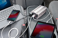 車内でノートパソコン・スマートフォンなどの家電製品へ給電可能。シガーソケットで使えるACコンセント2個、USB出力2ポート搭載したカーインバーター