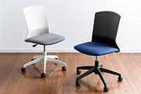 デスクワークやテレワークに最適なコンパクトサイズのオフィスチェア