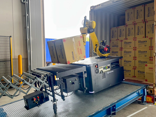 コンテナから荷降ろしするRockyOne（リリース前）