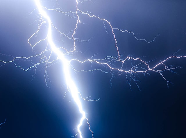 落雷時に発生する過電圧や過電流「雷サージ」